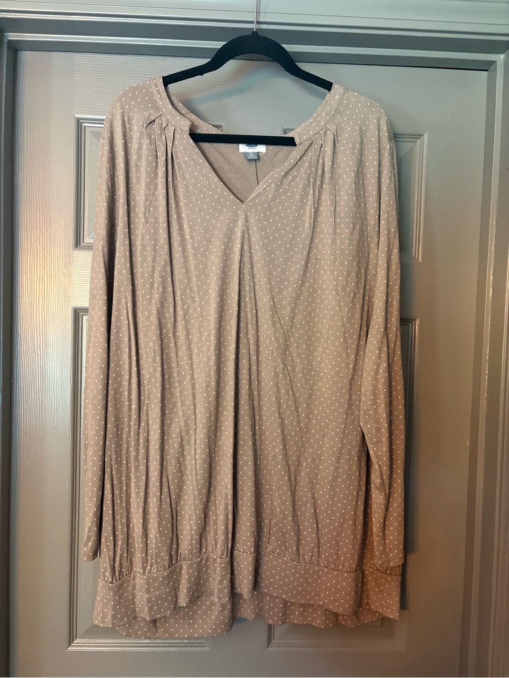 Old Navy Taupe Dot Long-Sleeve V-Neck Blouse